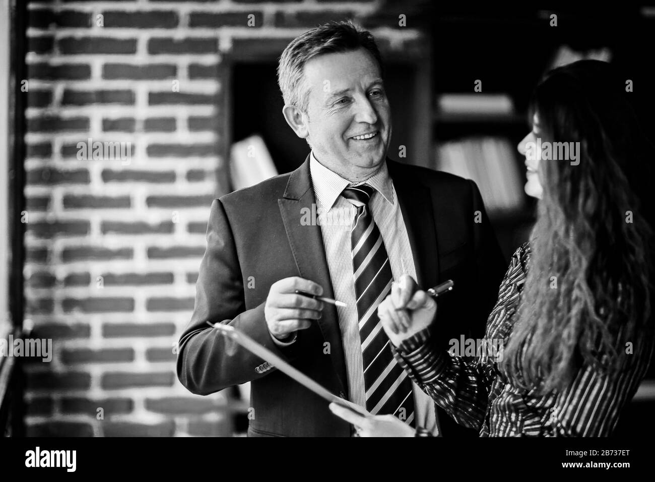 Closeup.business partner per la firma di un nuovo contratto. Concetto aziendale Foto Stock