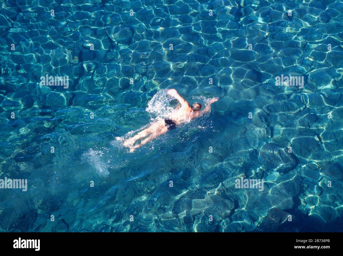 Uomo che nuota in piscina naturale a Charco Azul. Isola di la Palma, Isole Canarie, Spagna. Foto Stock