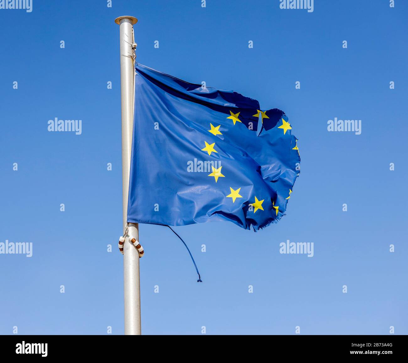 Europa - la bandiera europea dilaniata soffia nel vento al flagpole, immagine simbolica DELL'EUROPA IN CRISI. Europa - Zerrissene Europafahne Flattert am Fahn Foto Stock