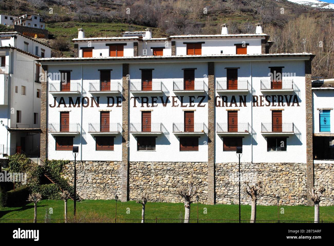 Hotel sopra le rive del fiume Trevelez, villaggio imbiancato (pueblo blanco), Trevelez, Spagna. Foto Stock