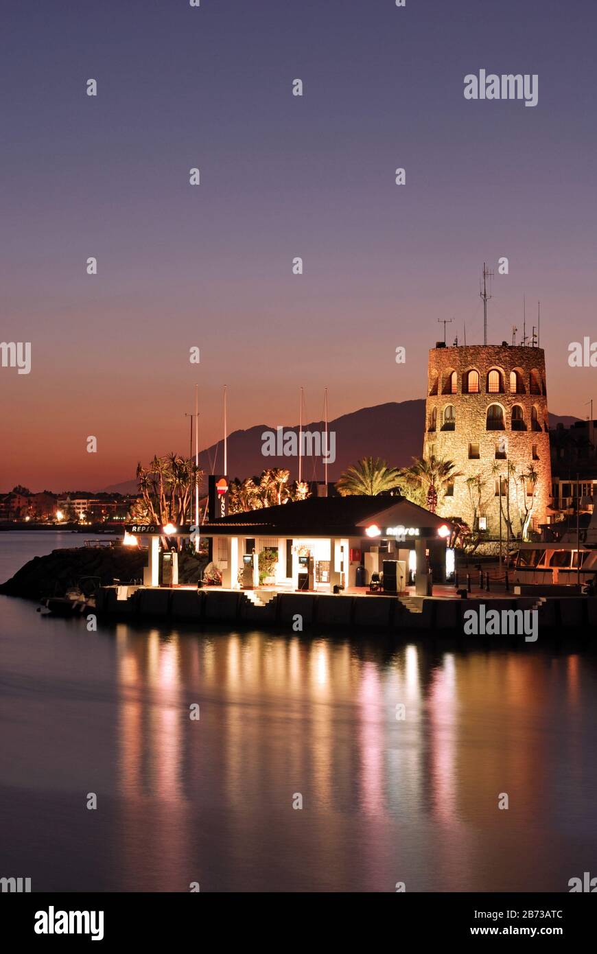 Porto di Puerto Banus bocca e torre di guardia al tramonto., Marbella, Spagna, Europa. Foto Stock