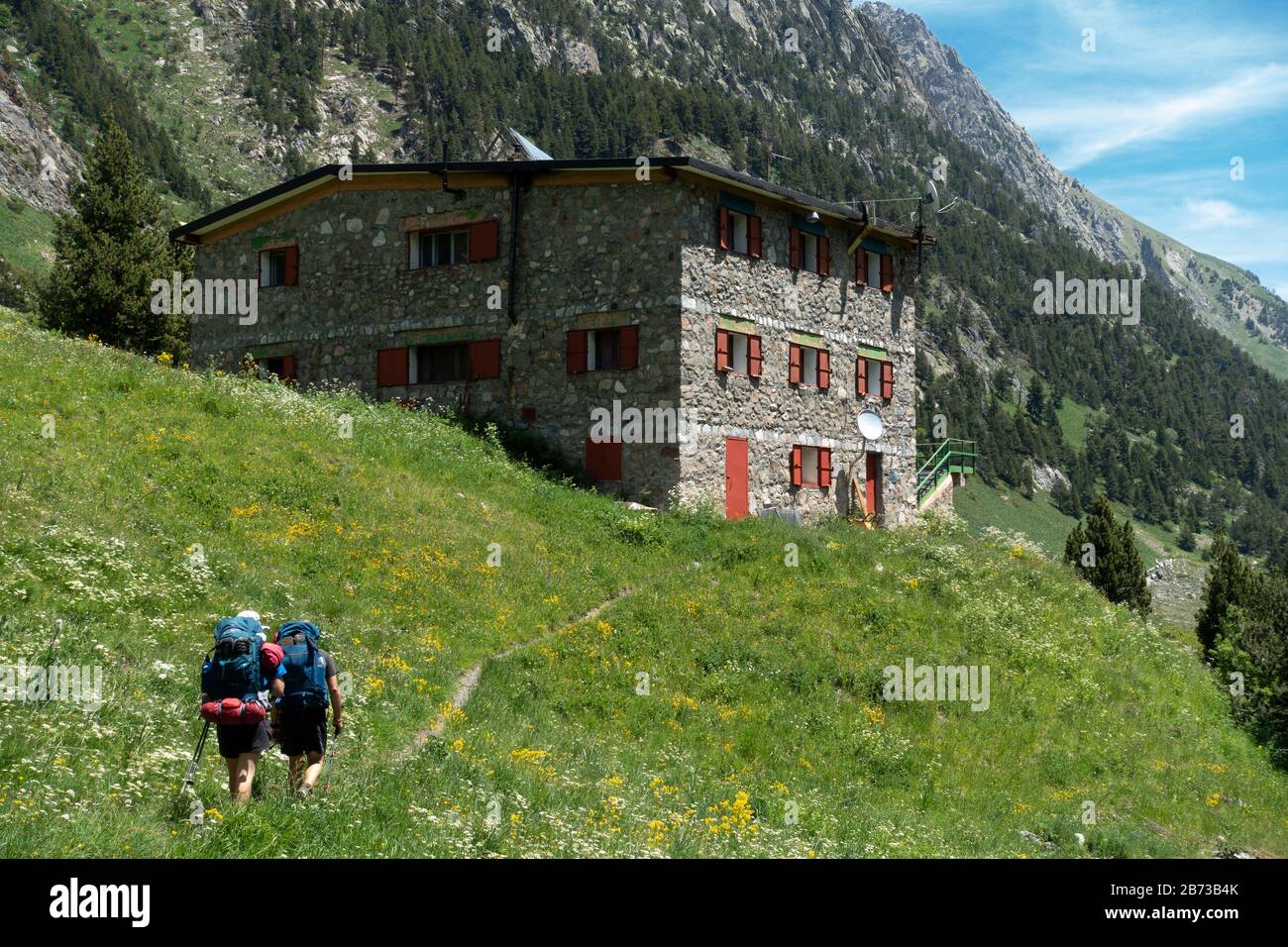 Trekkers arrivare a Estos montagna shelter.Estos Valley.Posets-Maladeta Parco Naturale.Pyrenees.Huesca.Aragon.Spain Foto Stock