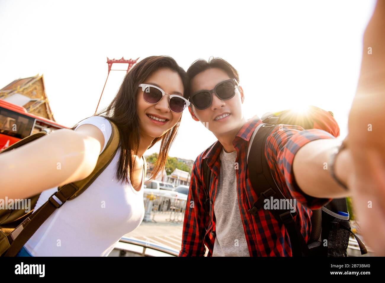Coppia asiatica turisti che prendono selfie mentre viaggiano in vacanze estive a Bangkok Thailandia Foto Stock