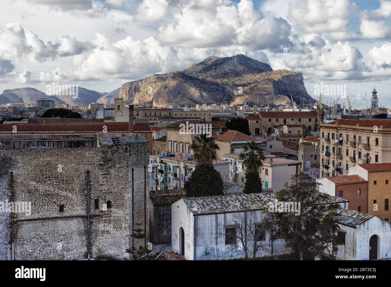 Vista spettacolare del Monte Pellegrino attraverso la città di Palermo, Sicilia, con nuvole soffici e un superbo mix di architettura che si affaccia sulla riserva naturale Foto Stock