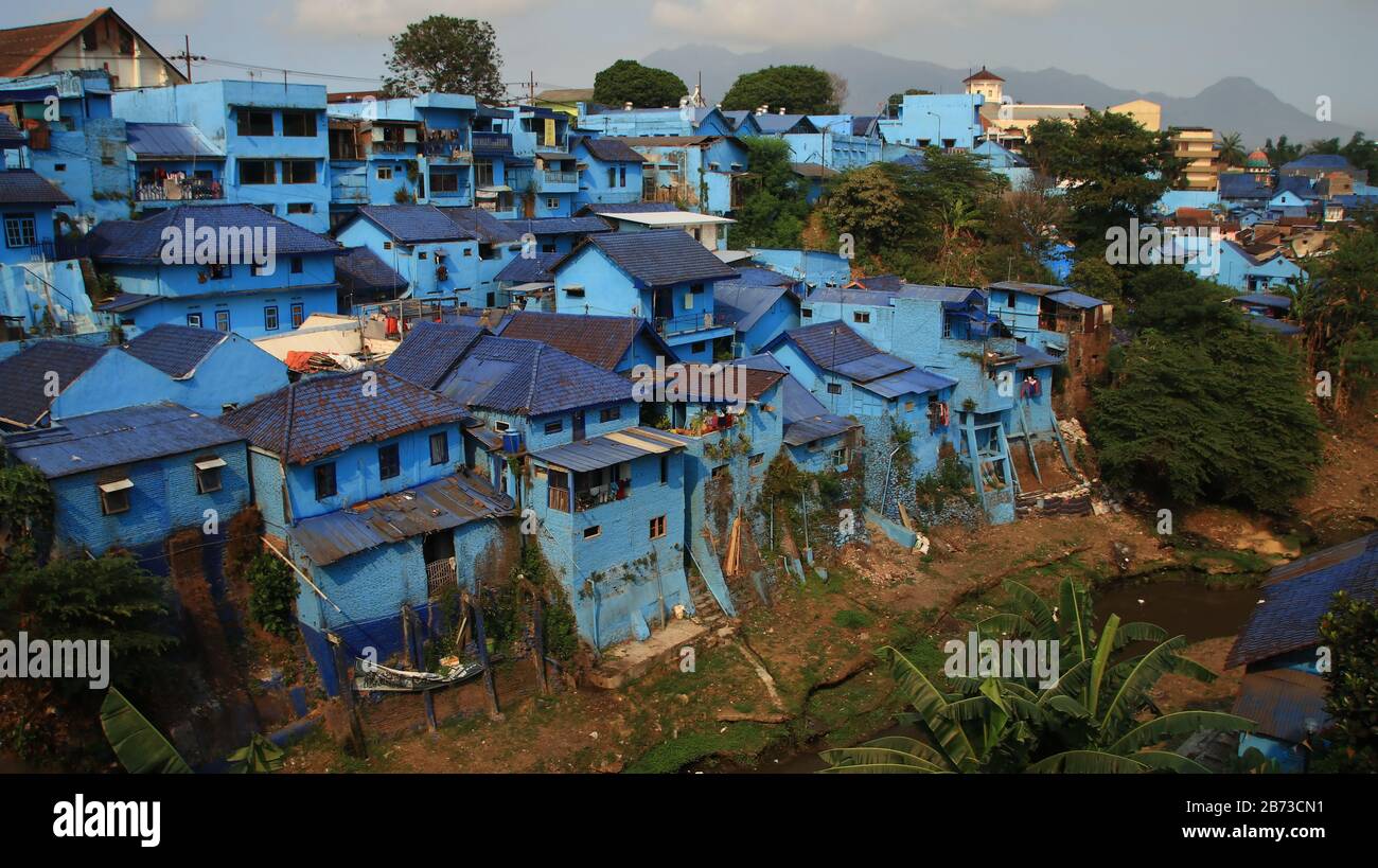 Un villaggio su una riva del fiume dipinto in blu, in Malang Indonesia 15 novembre 2019 Foto Stock