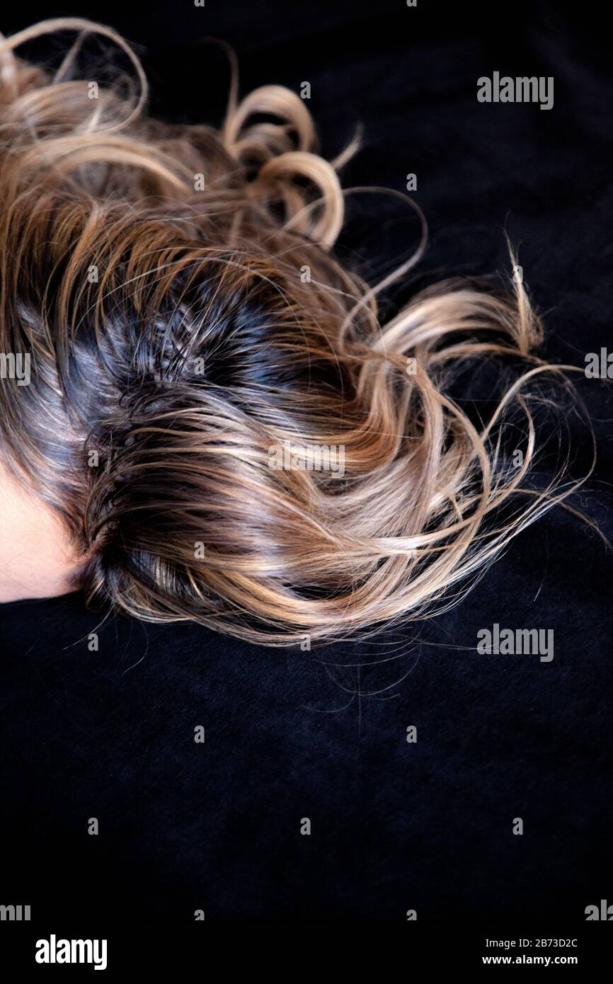 Capelli Della Donna Contro Il Nero Foto Stock