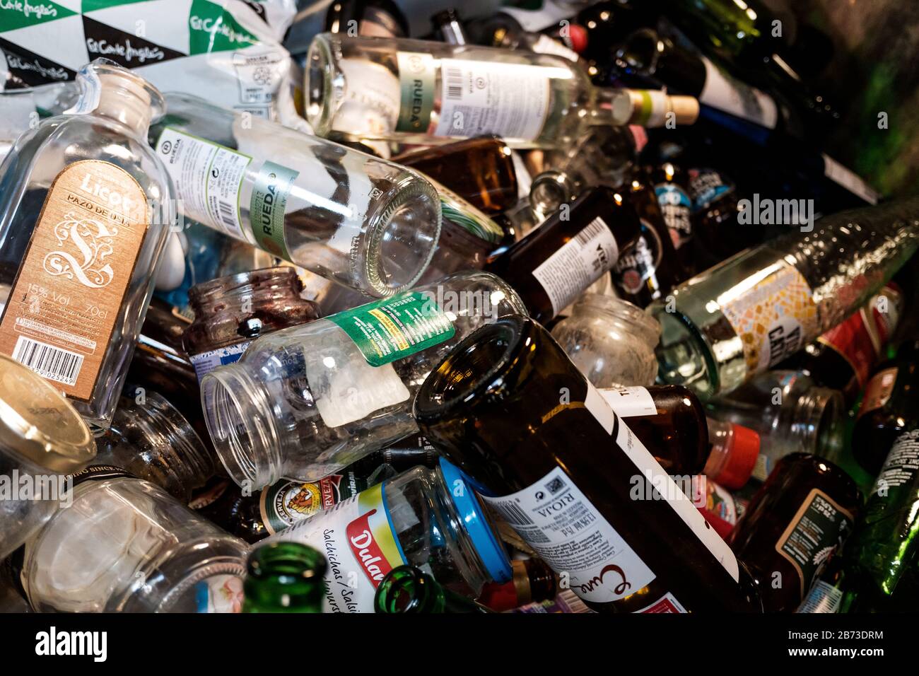Valencia, Spagna - 3 marzo 2020: Pila di bottiglie di vetro vuote in un contenitore di riciclaggio, visto dall'interno. Foto Stock