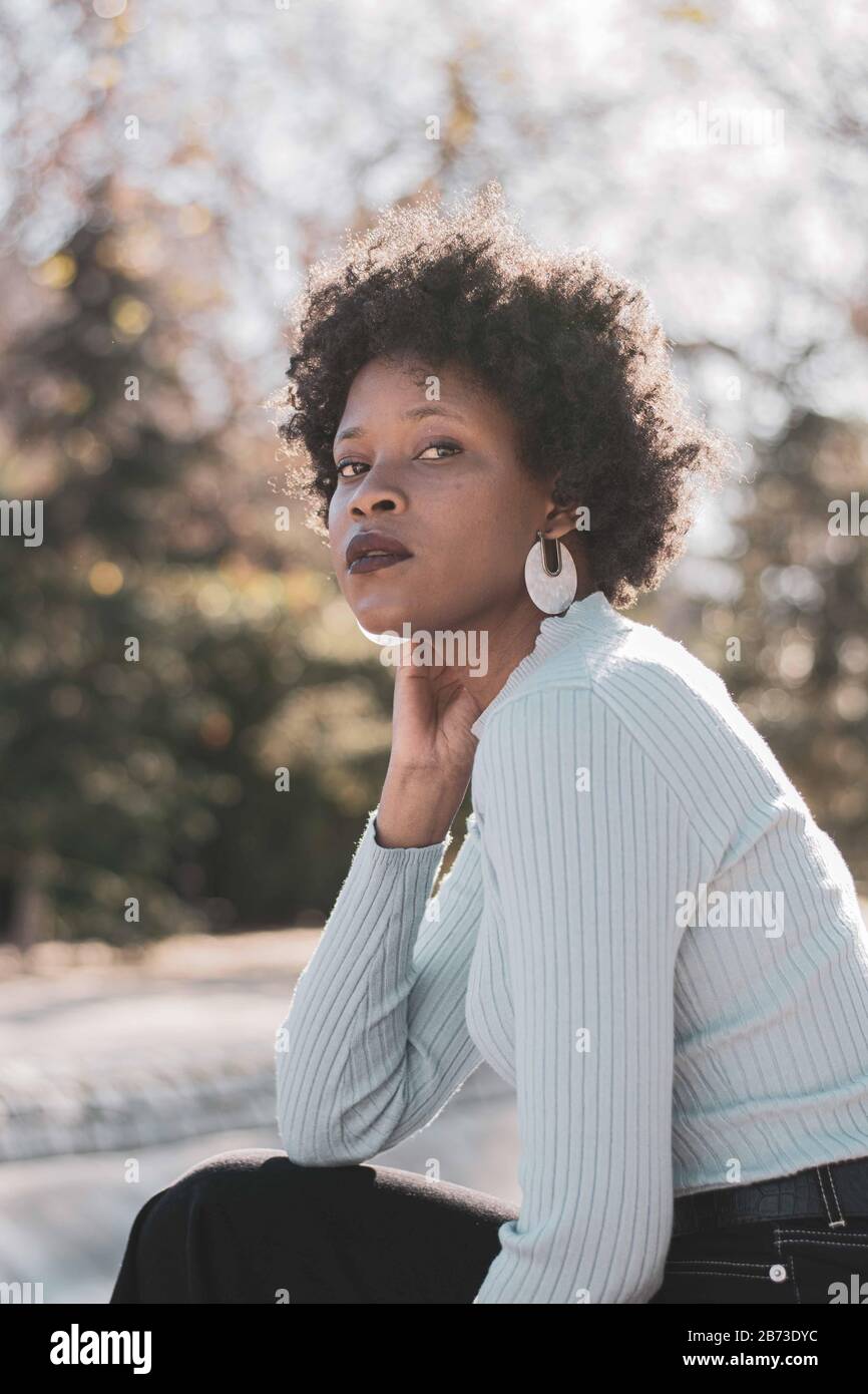 ritratto afro ragazza nero africano bella donna Foto Stock