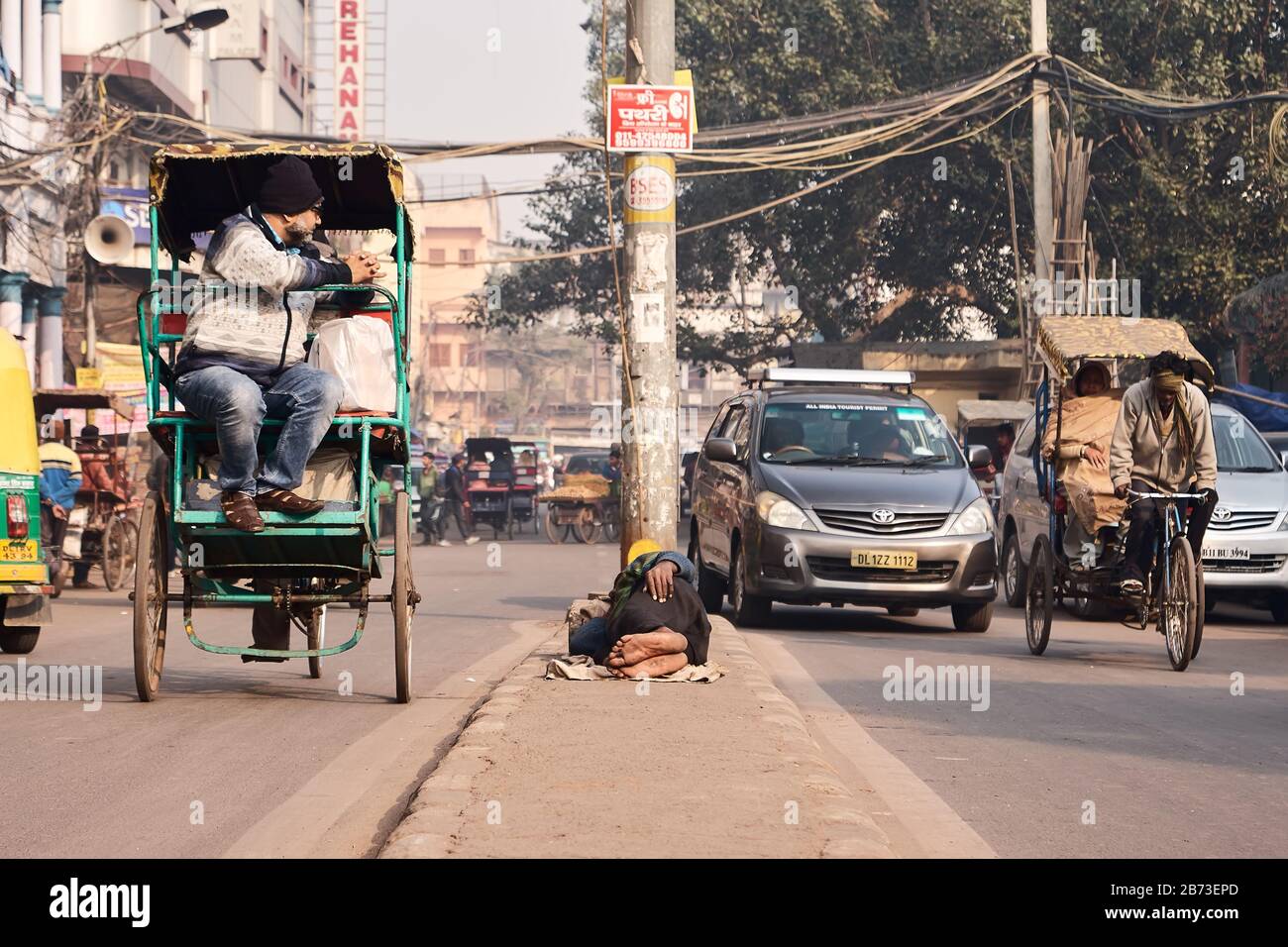 NEW DELHI, INDIA - 11 gennaio 2019: Molte persone e risciò si muovono lentamente nelle strade molto affollate di Old Delhi in India. Foto Stock