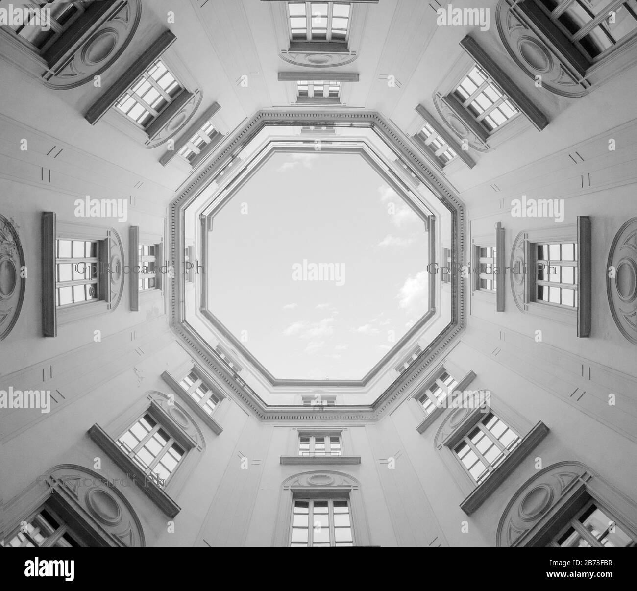 l'apertura nel tetto di un antico edificio permette alla luce di penetrare. nero e white.milan - italia Foto Stock