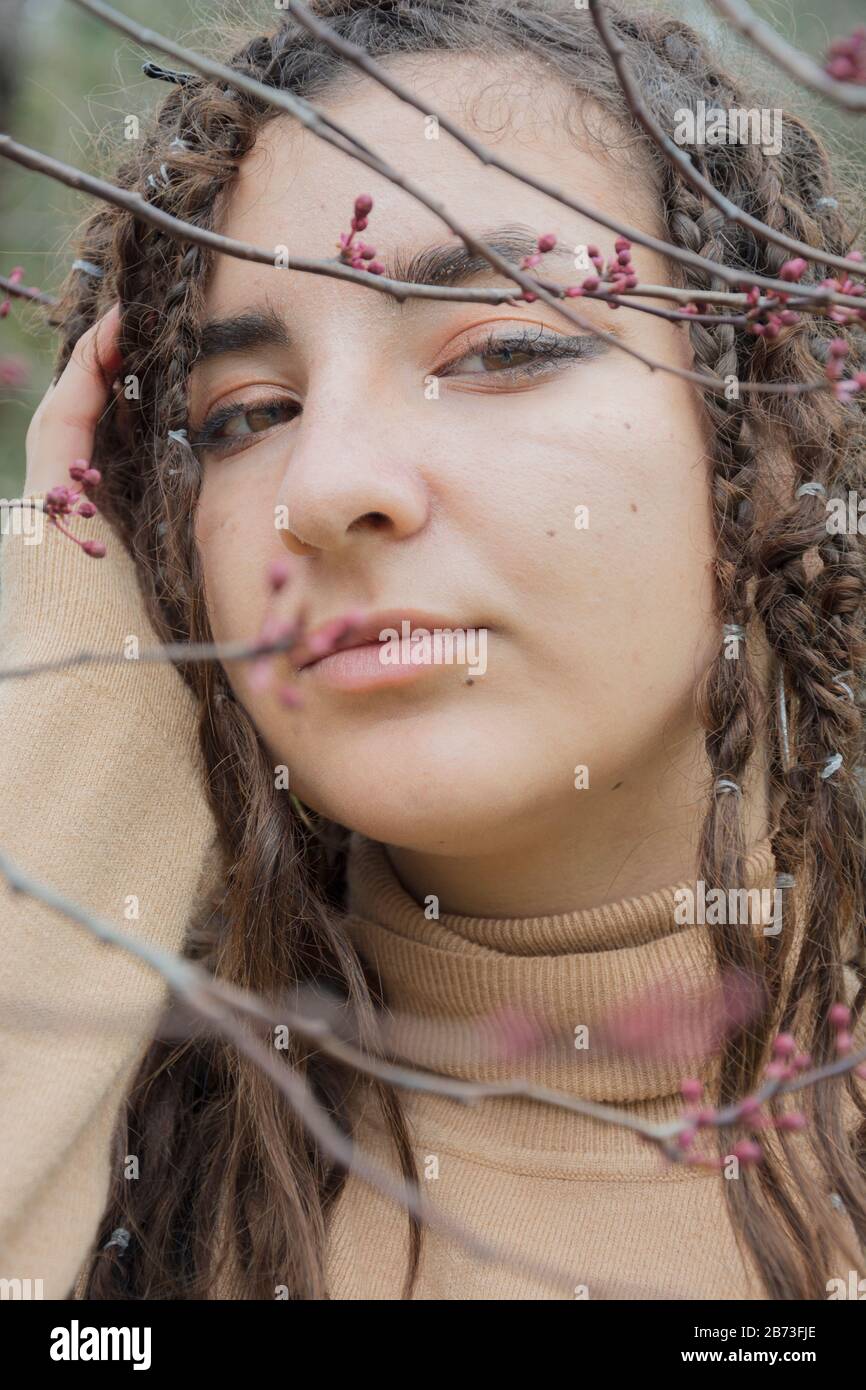 Ritratto ragazza in giardino tropicale aspetto verde Foto Stock