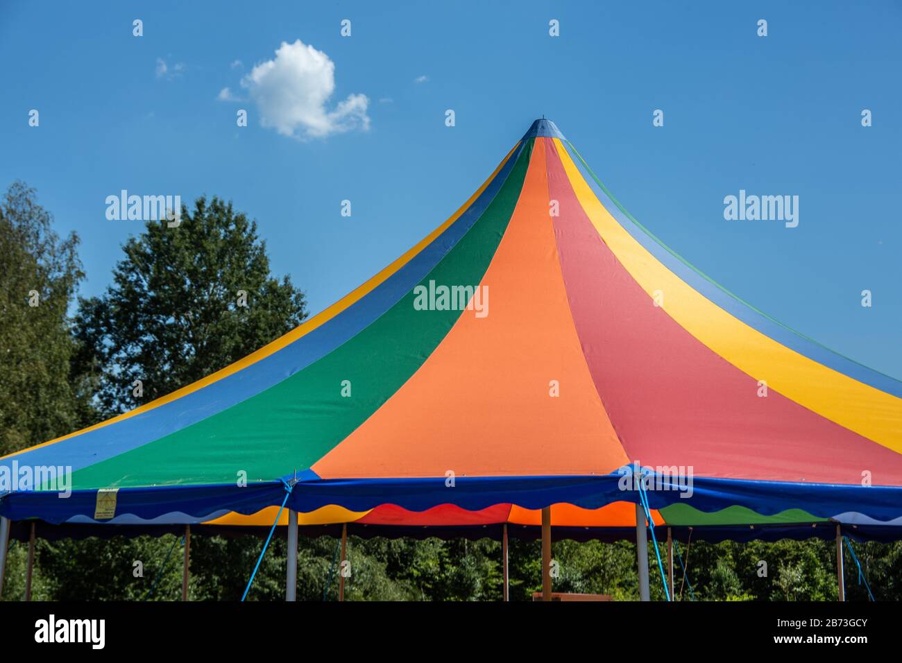 Tenda da circo colorata sul prato in estate Foto Stock