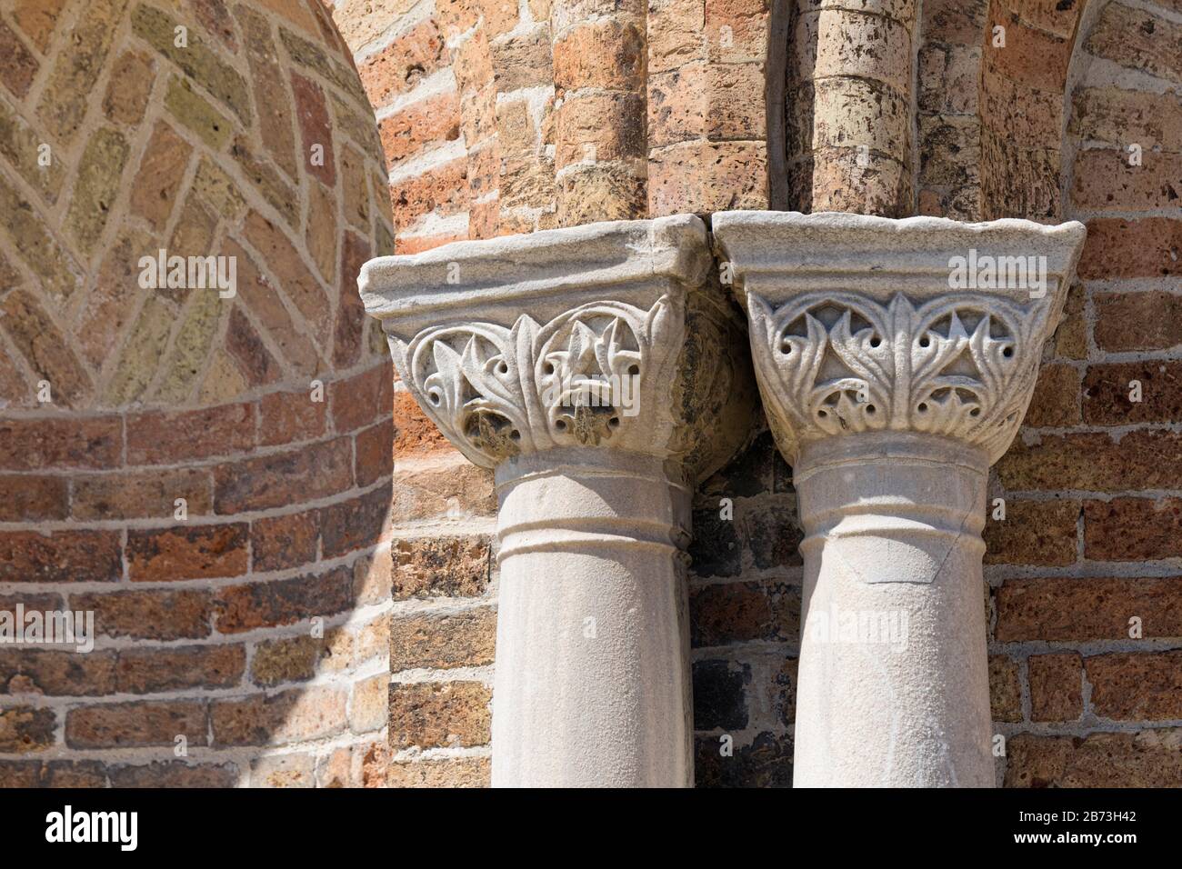 Particolare delle colonne all'esterno della chiesa veneziana-bizantina di Santa Maria e San Donato, Murano, Provincia di Venezia, Foto Stock