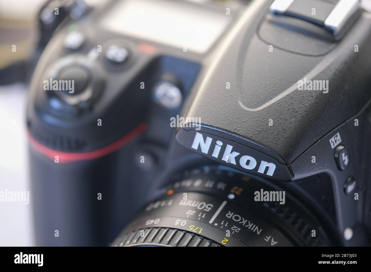 Eskisehir, TURCHIA - 01 marzo 2020: Fotocamera Nikon D7000 DSLR con obiettivo Nikkor 50 mm, messa a fuoco selettiva. Foto Stock