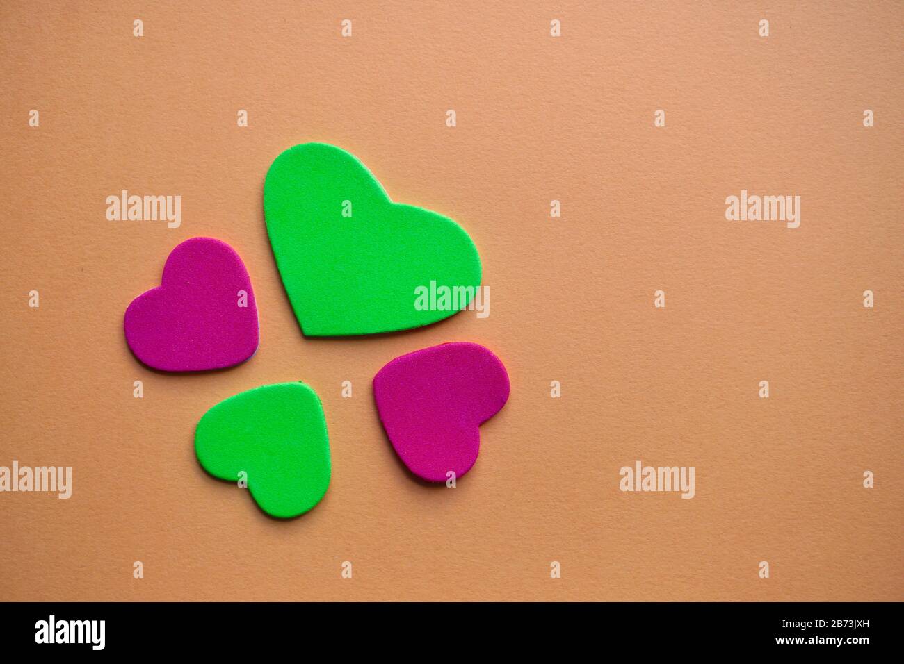 i cuori colorati si formano per san valentino Foto Stock