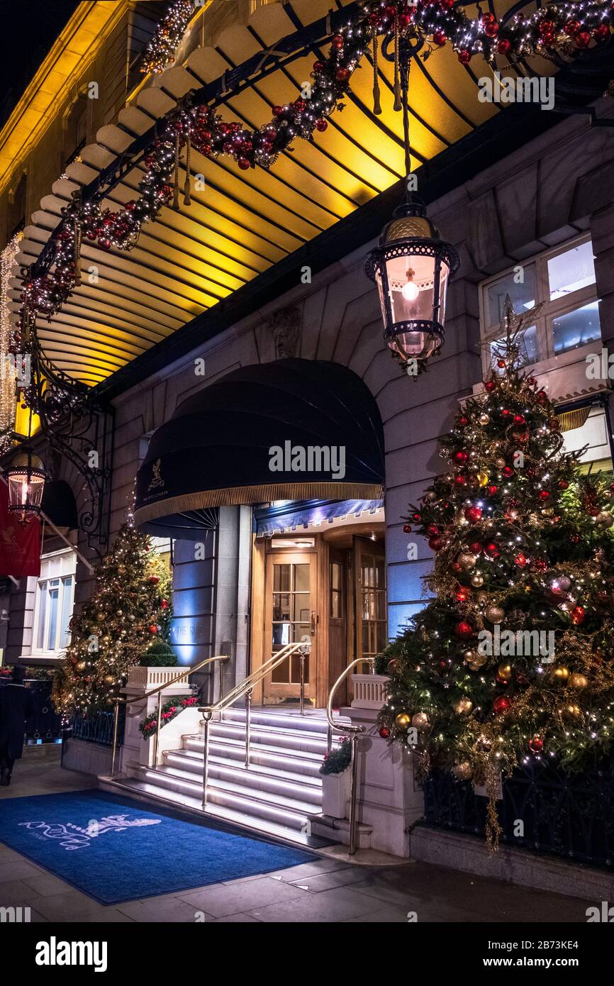 L'ingresso del Ritz Hotel a Londra durante il periodo festivo. Foto Stock