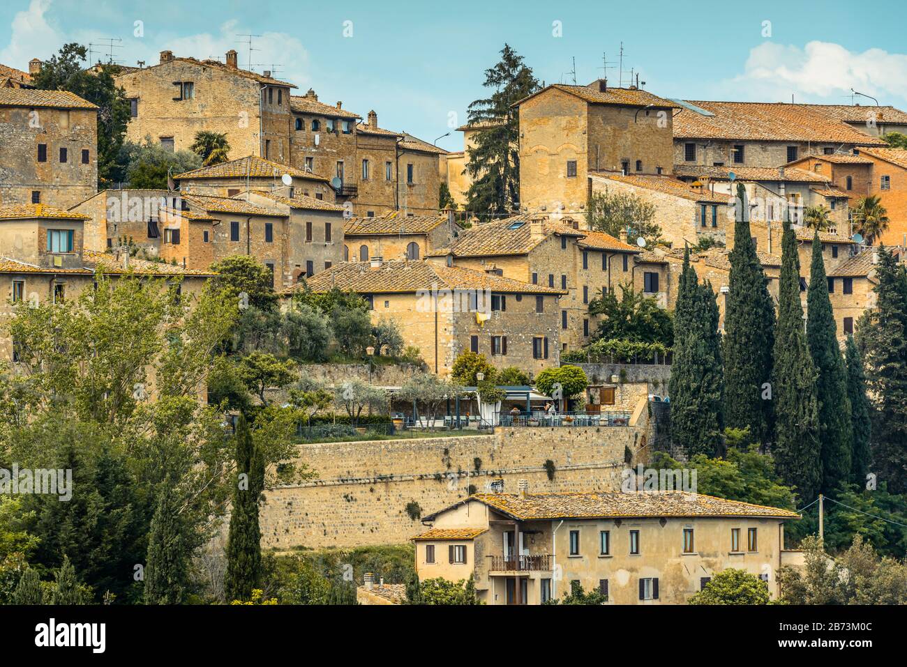 Case tradizionali e tetti di San Gimignano, provincia di Siena, Toscana, Italia, nel pomeriggio di maggio. Foto Stock