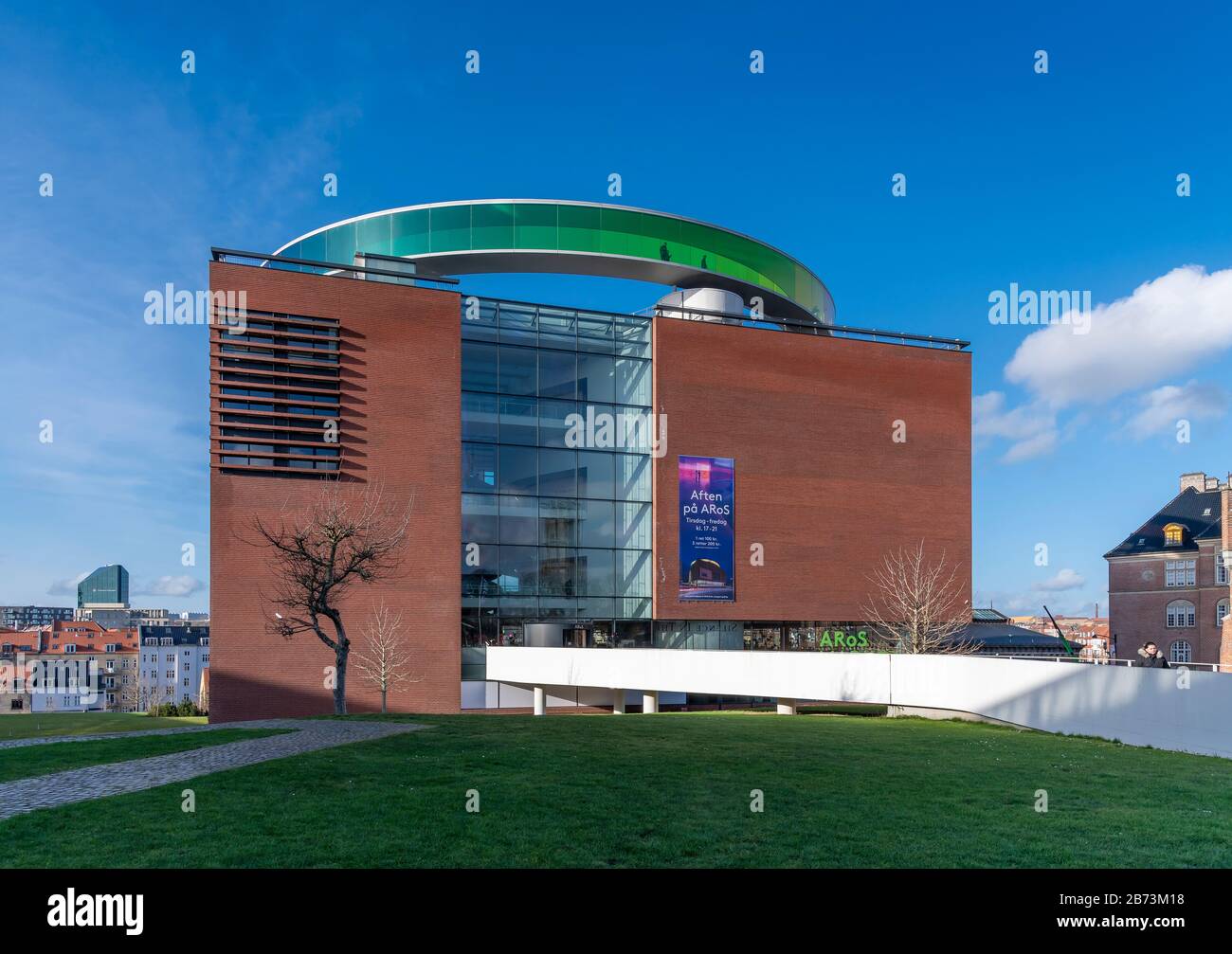 La stupenda passerella circolare sopra la galleria AROS. Chiamato Il Tuo Rainbow Panorama Da Olafur Eliasson. Aarhus in Danimarca Foto Stock