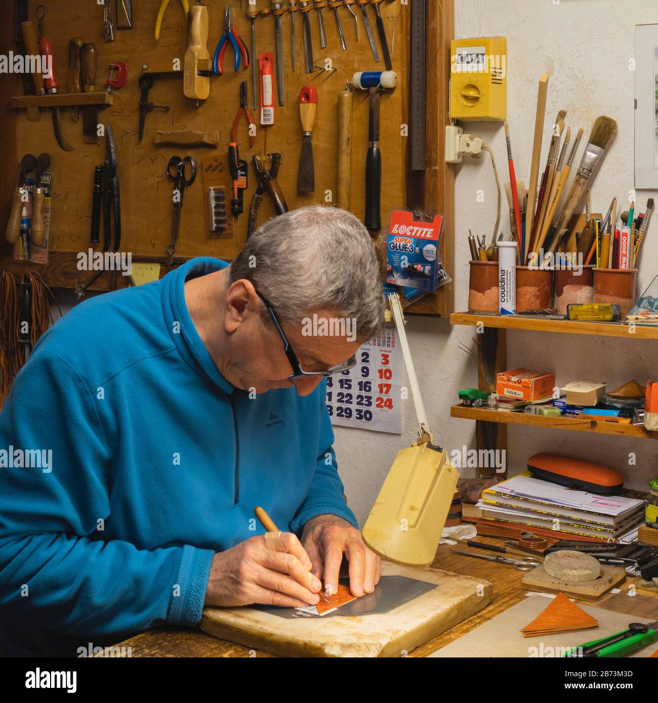 Lavorazione del cuoio incisione di un pezzo di cuoio nello Zoco Municipal de Cordoba, chiamato anche El Zoco e il Mercado de la Artesania, o il marchio artistico Foto Stock