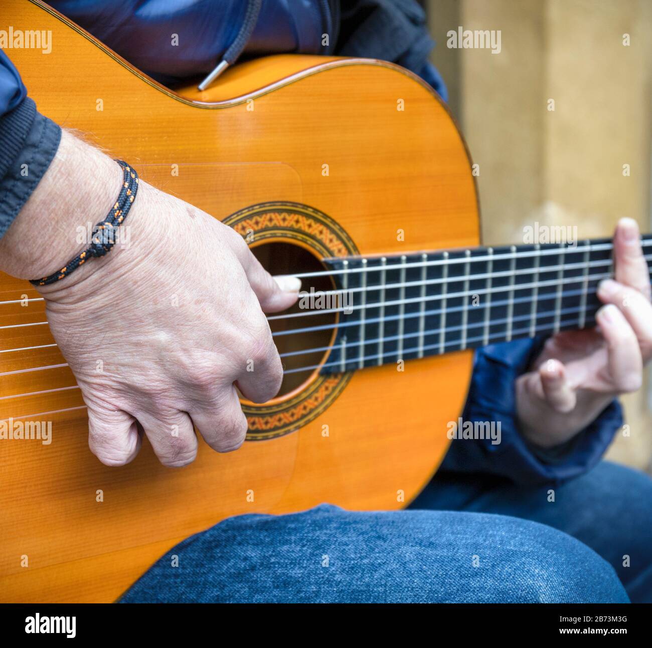 Primo piano di uomo che suona la chitarra. Foto Stock