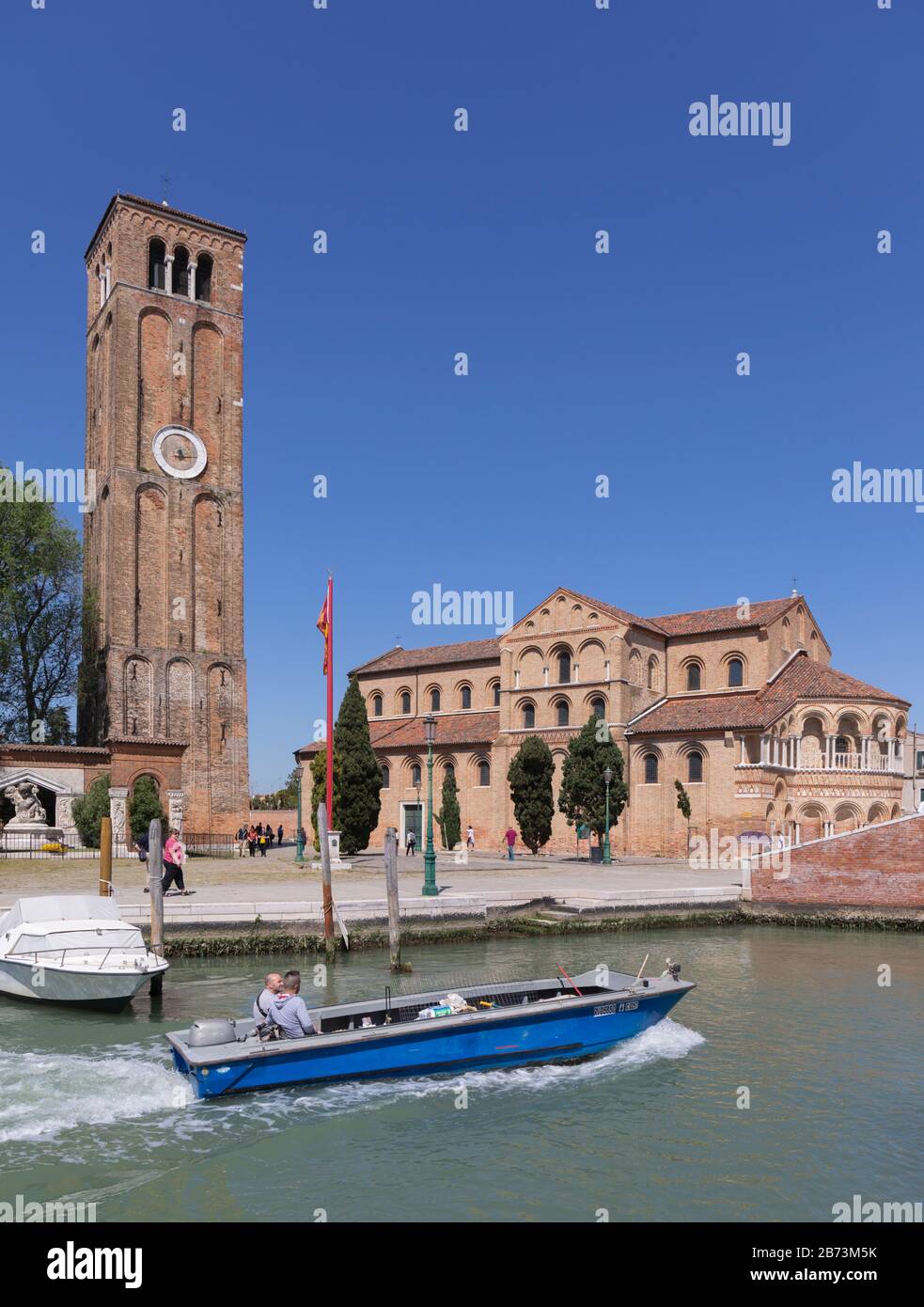 La chiesa veneziana-bizantina di Santa Maria e San Donato e il suo campanile indipendente. Murano, Provincia Di Venezia, Italia, Foto Stock