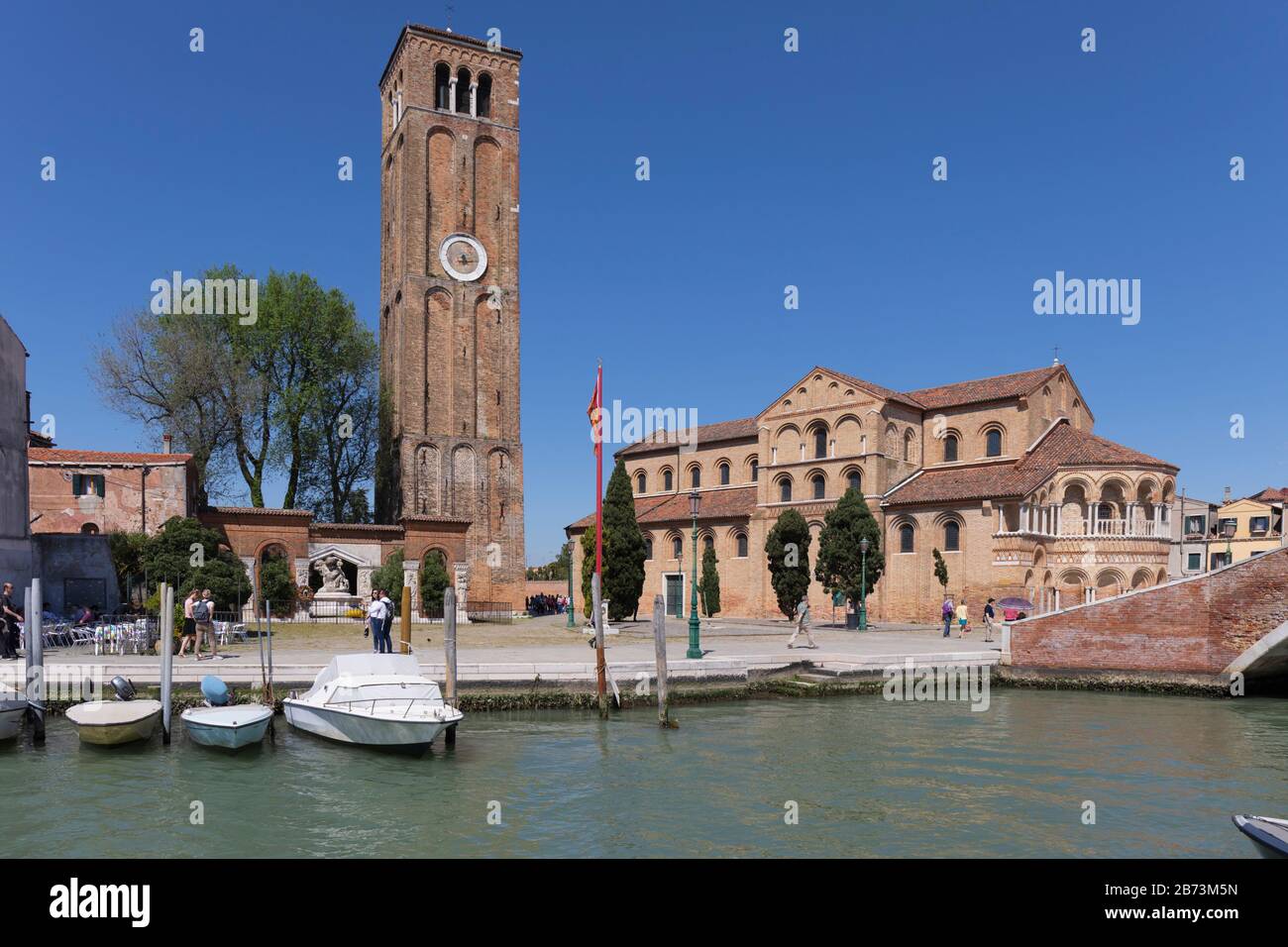 La chiesa veneziana-bizantina di Santa Maria e San Donato e il suo campanile indipendente. Murano, Provincia Di Venezia, Italia, Foto Stock