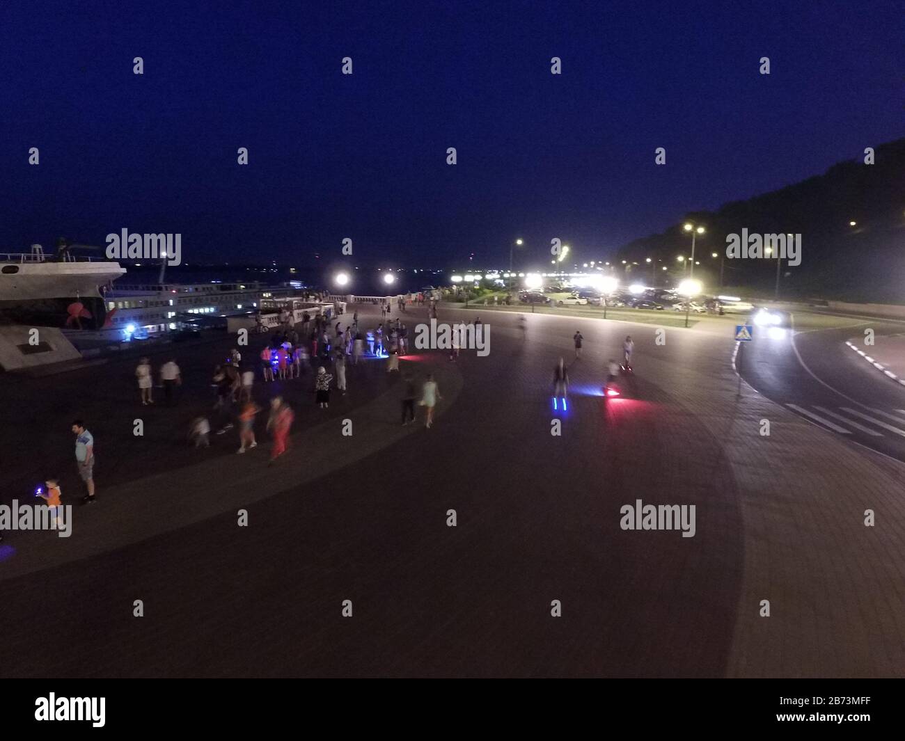 Scalinata di Chkalov, Notte, illuminata da lanterne. La piazza di fronte ad essa, una piattaforma pedonale. Russia Foto Stock