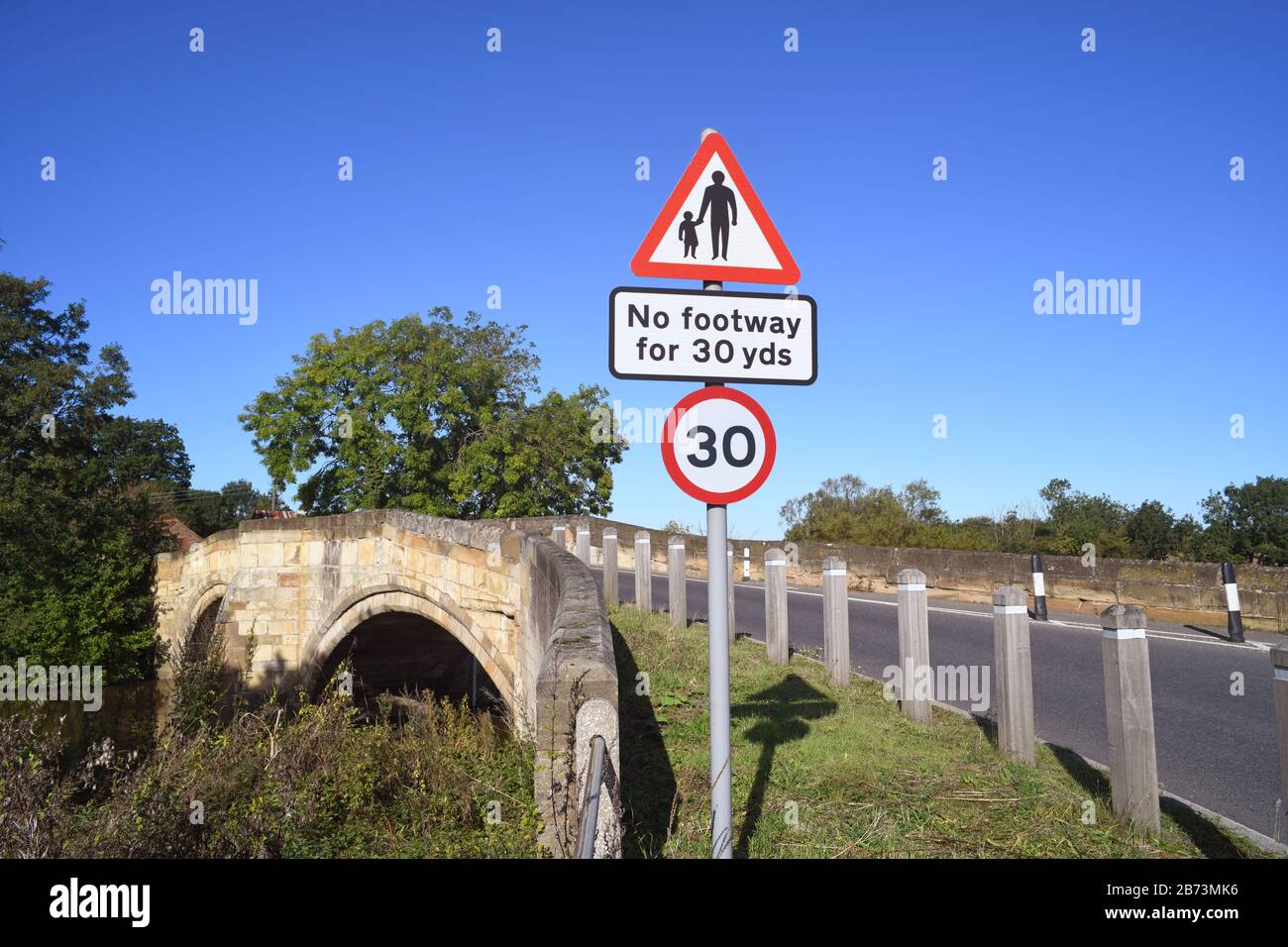 non c'è alcuna strada pedonale per i pedoni in strada davanti segnale di avvertimento sul ponte che attraversa il fiume derwent a sutton su derwent regno unito Foto Stock