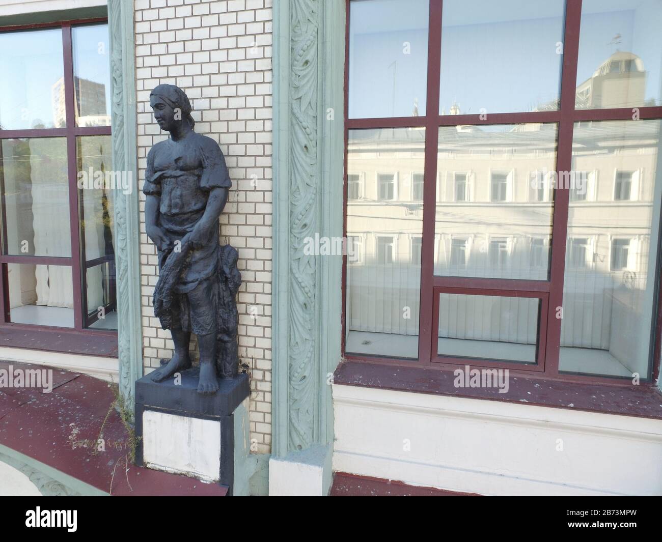 NIZHNY Novgorod, Russia - Agosto 29, 2016: la scultura del lavoratore e azienda agricola collettiva sulla facciata del Volga Shipping Company a Nizhny Novgorod. Sc Foto Stock