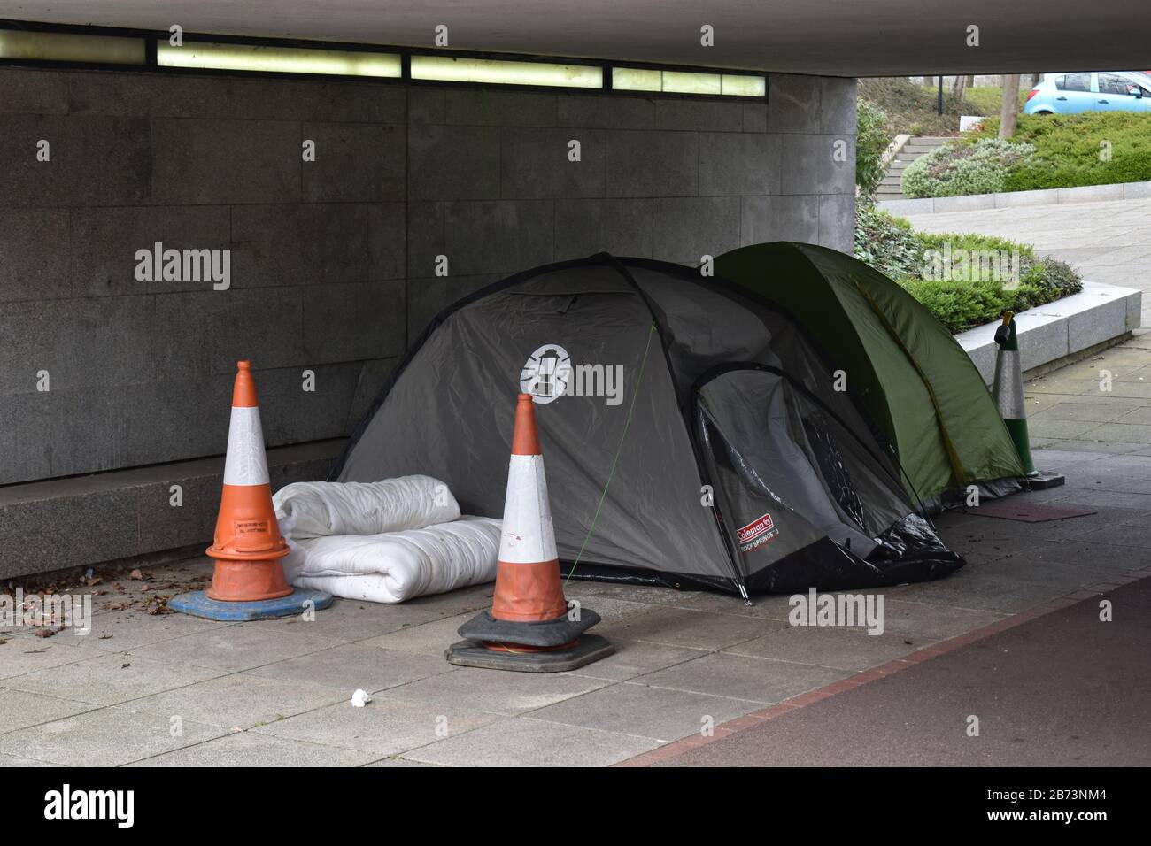 Senzatetto che dorme in tende nei sottopassi di Central Milton Keynes. Foto Stock