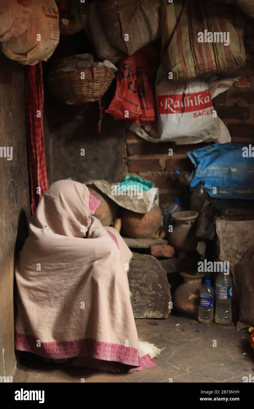 L'uomo senza tetto si copre con una coperta al mercato dei fiori di Kolkata Foto Stock