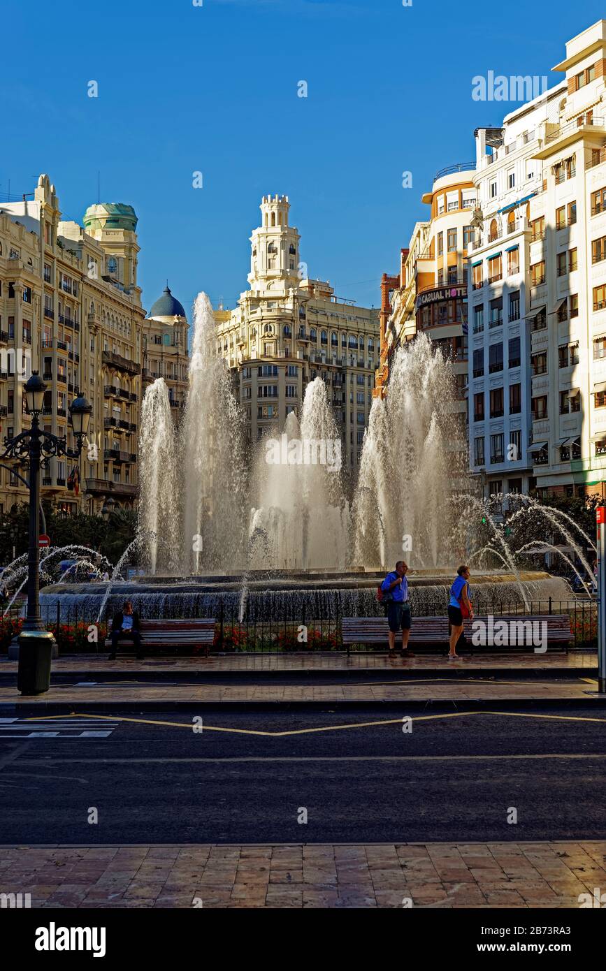 Spagna, Valencia, Valencia, Plaça de l'Ajuntament, getti d'acqua, fontane,  Fuente Luminosa, alberi, piante, luogo di interesse, turismo, costruzione,  luoghi Foto stock - Alamy