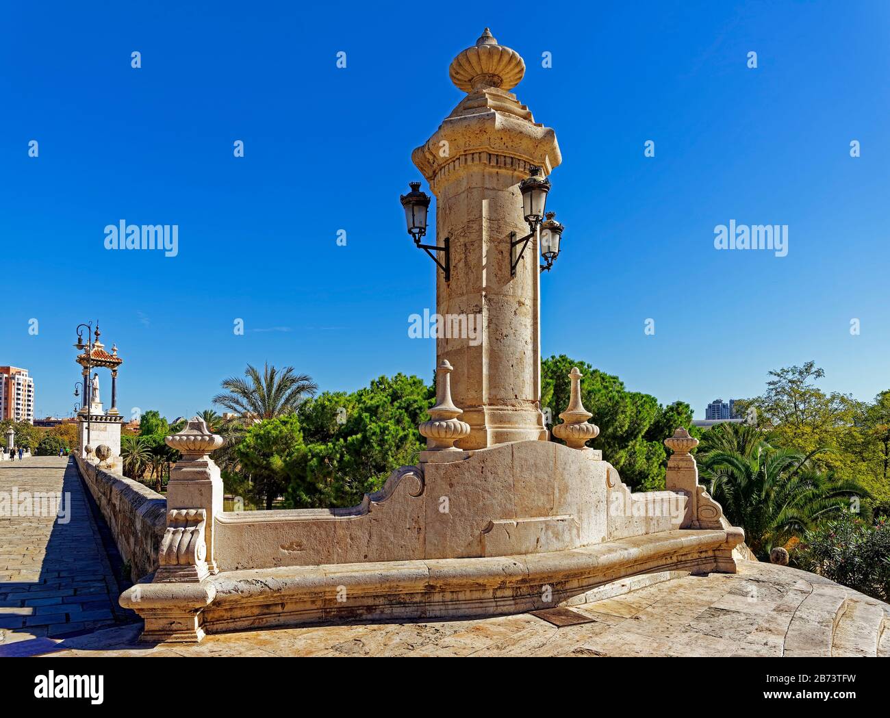 Spagna, Valencia, Valencia, Plaça d'Amèrica, Jardí del Túria tram X, Puente del Mar, Pont del Mar, costruisce nel 1596, tempio, architettura, alberi, piante, Foto Stock