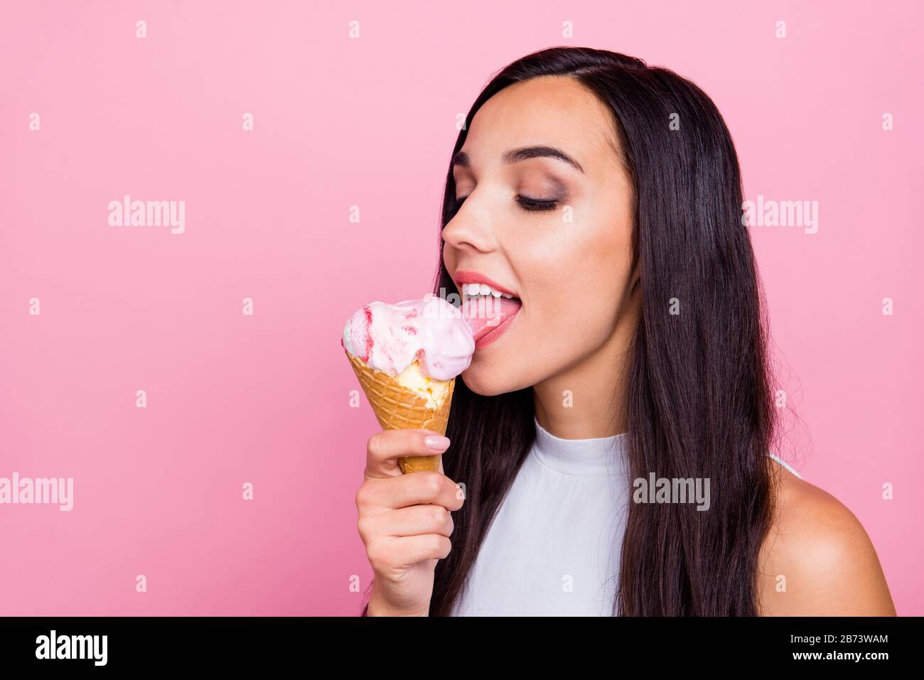 Ritratto ravvicinato di lei bello-osservare amabile attraente glamour winsome allegro signora che lecca sapore favorito del gelato isolato sopra Foto Stock