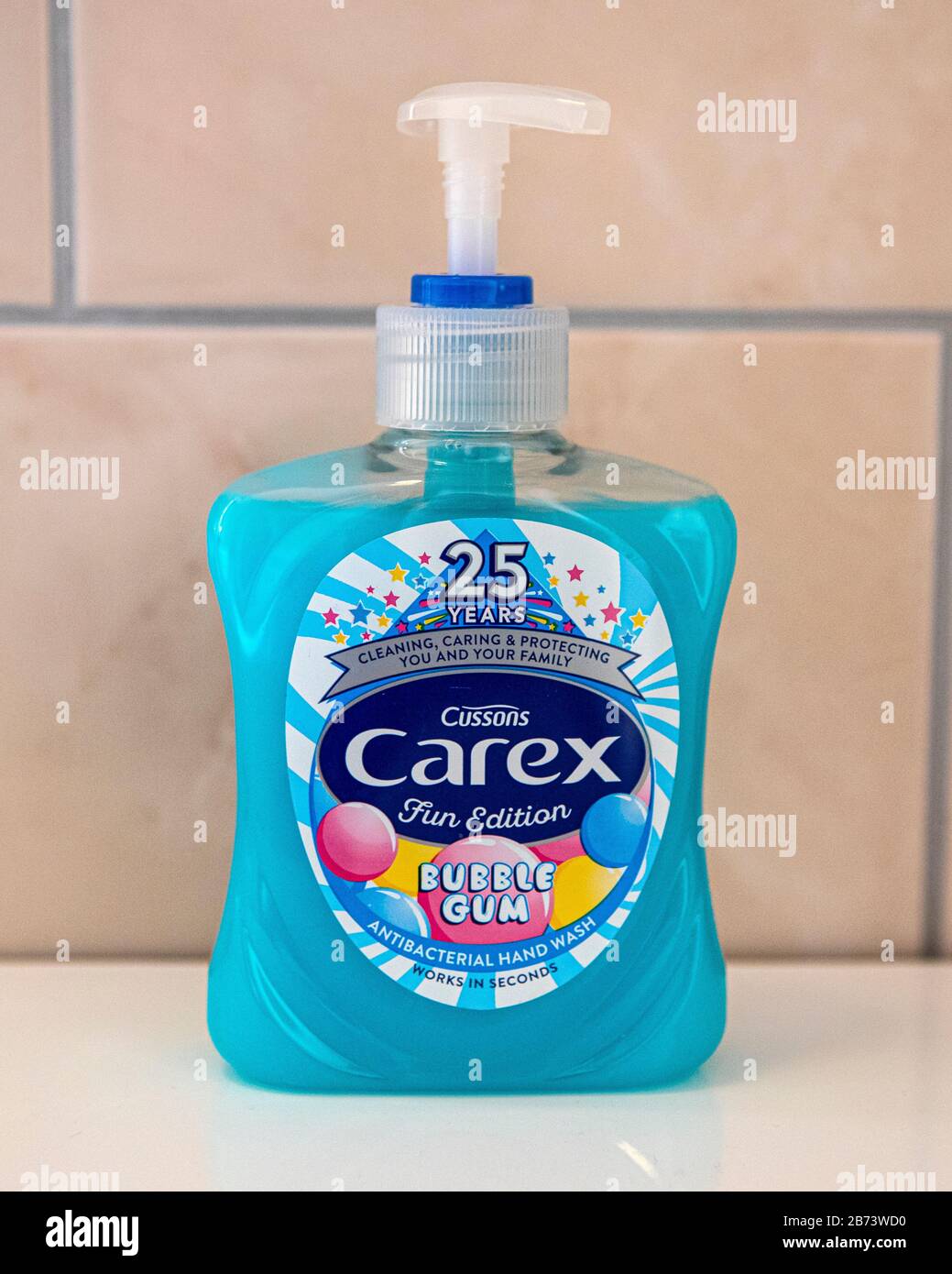 Londra, Regno Unito - 12 marzo 2020: Primo piano di Carex Liquid Soap Hand Wash in a bathroom. Foto Stock