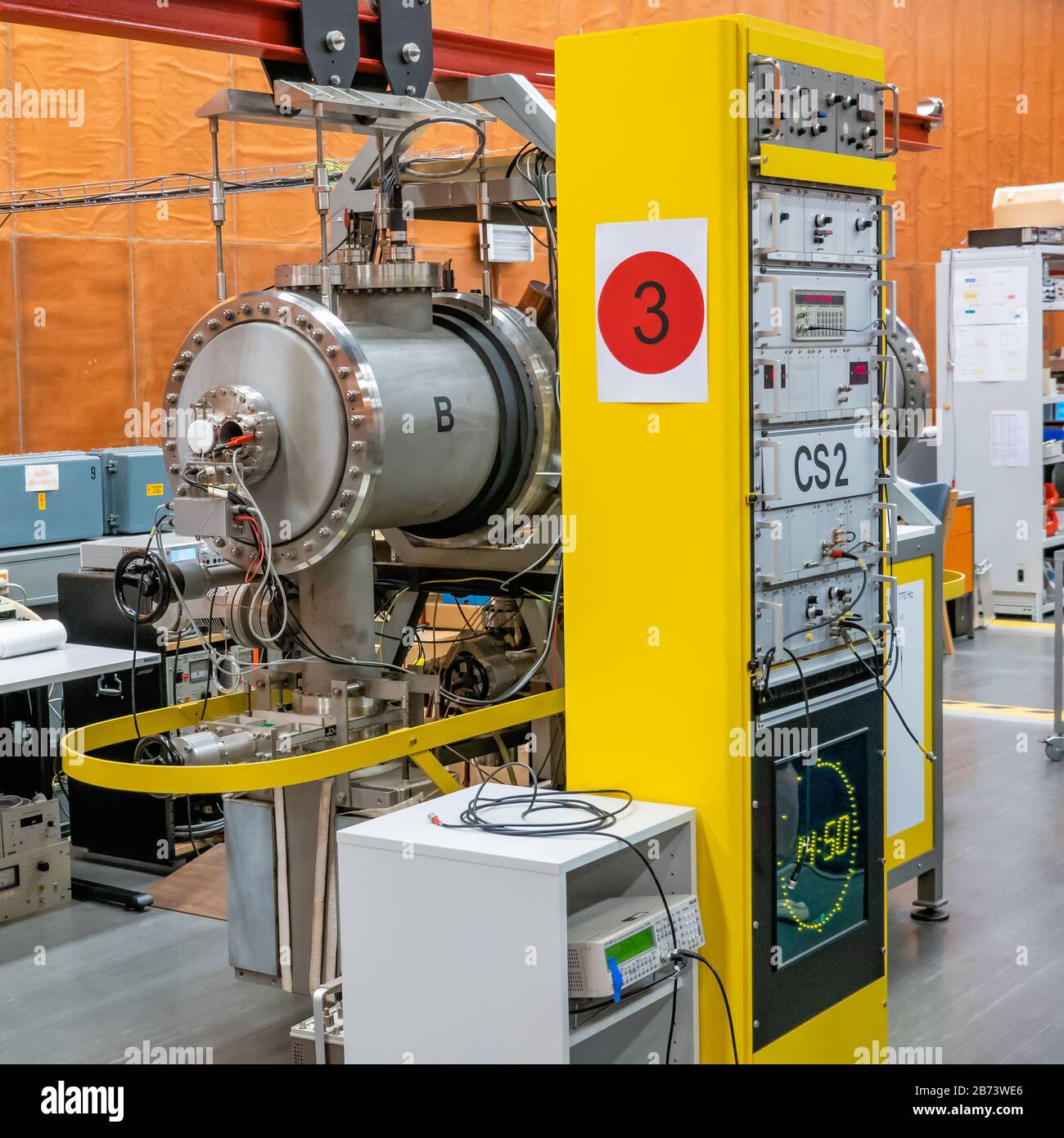 Braunschweig, Germania, 8 settembre 2018: Orologio atomico CS-3 basato sul  cesio nel laboratorio PTB, precisione 1 secondo in 2 milioni di anni Foto  stock - Alamy