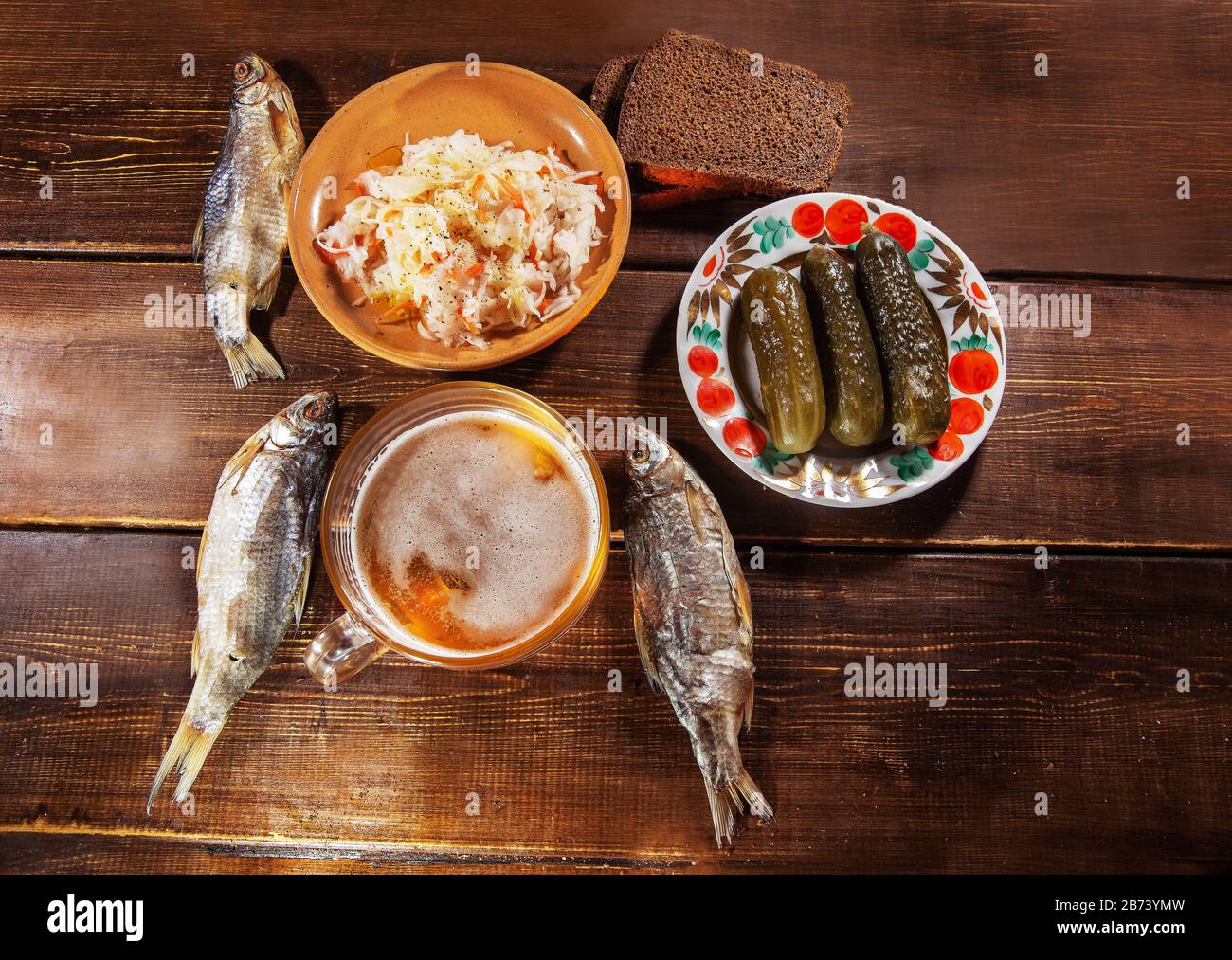 Birra e pesce secco TIPO VOBLA E cetrioli salati e pezzetti di pane nero e cavolo salato Foto Stock