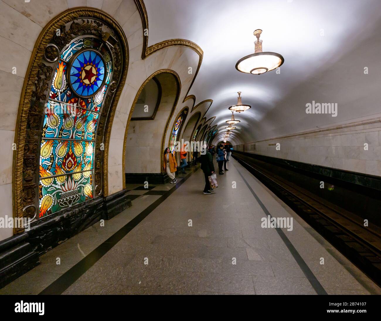 Vetrate colorate, piattaforma della stazione della metropolitana di Novoslobodskaya, conosciuta come Stazione della Cattedrale, Mosca, metropolitana o metropolitana Federazione Russa Foto Stock