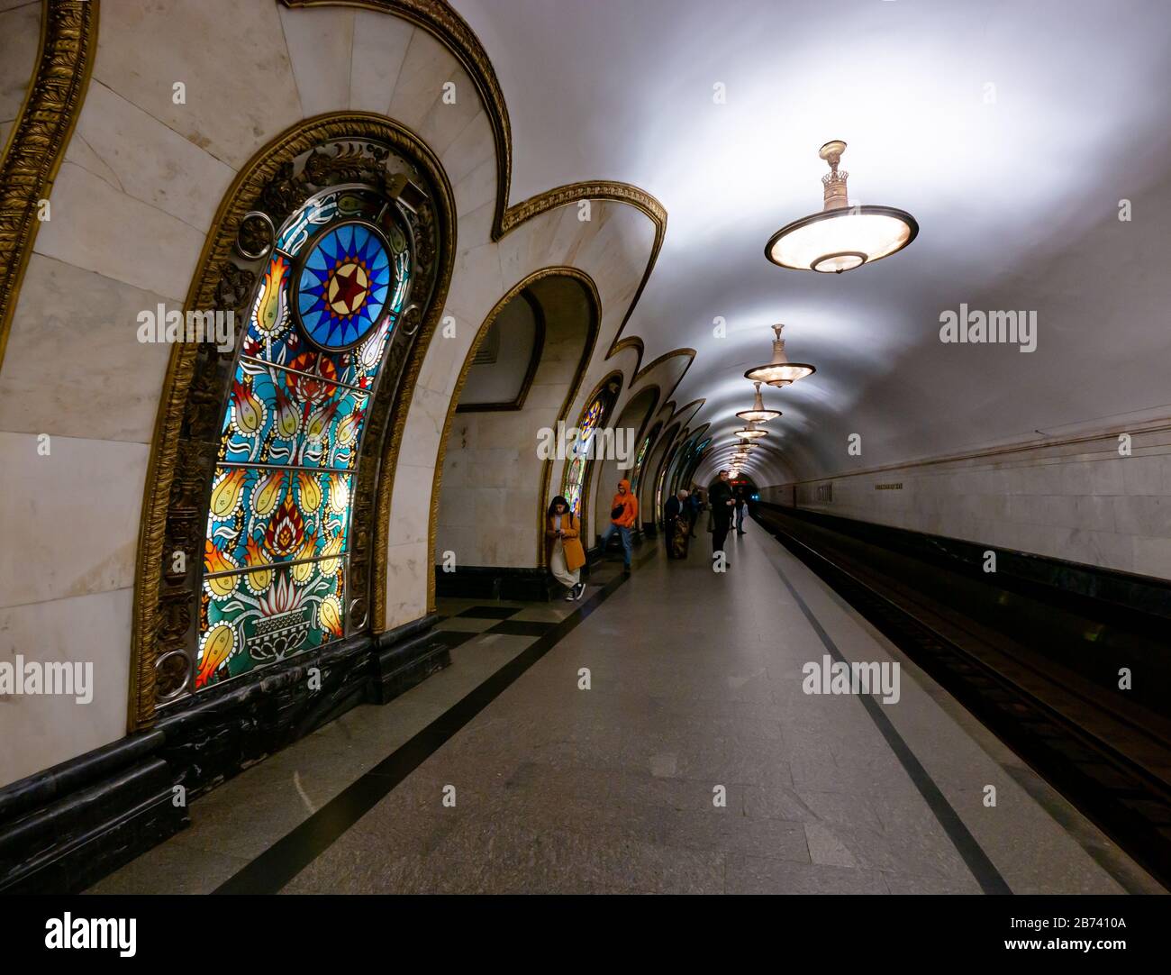 Vetrate colorate, piattaforma della stazione della metropolitana di Novoslobodskaya, conosciuta come Stazione della Cattedrale, Mosca, metropolitana o metropolitana Federazione Russa Foto Stock