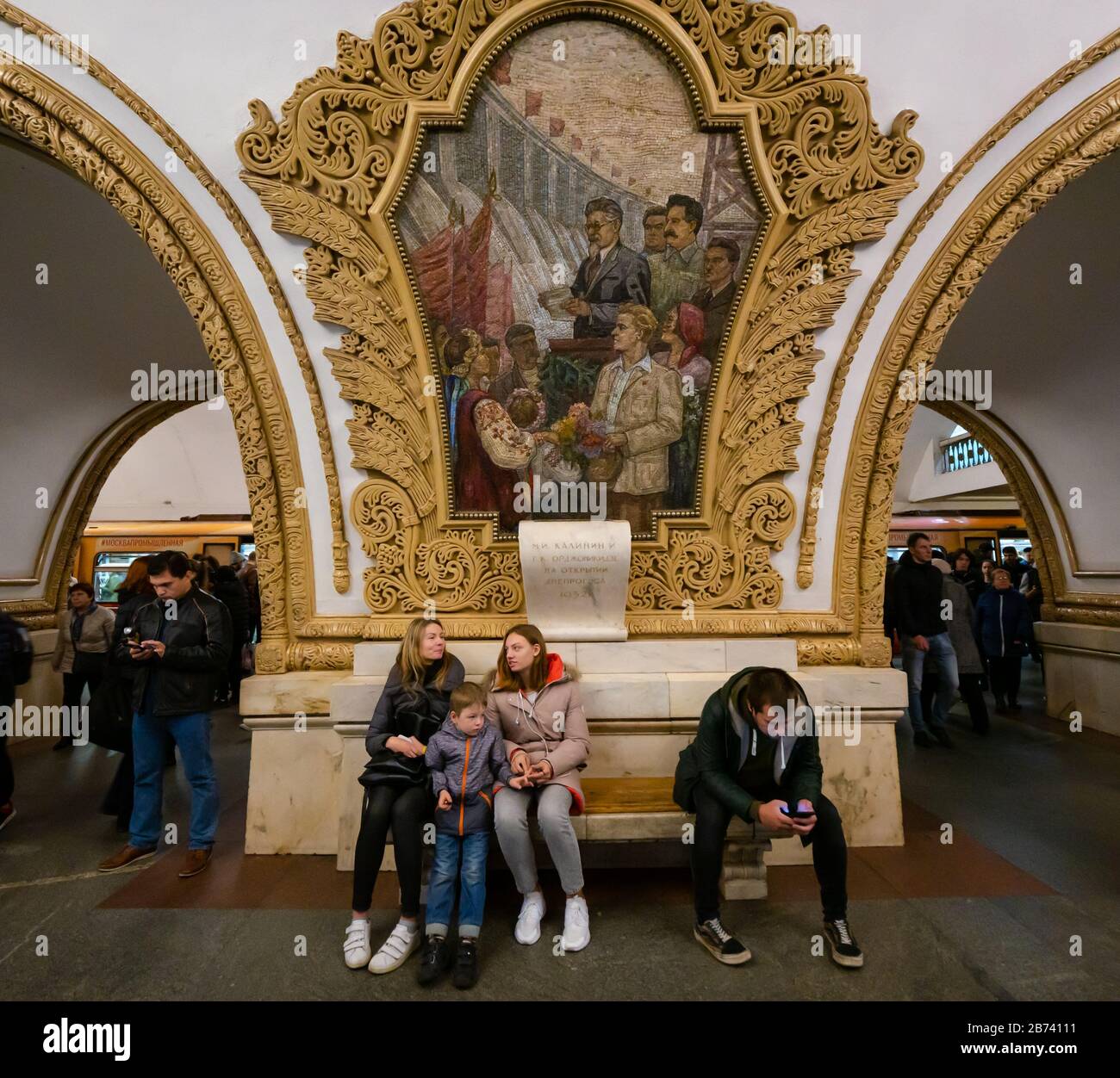 Ornato mosaico opere d'arte decorazione di A.V. Myzin celebra l'unità russo-Ucraina, stazione della metropolitana Kiyevskaya, metropolitana o metropolitana di Mosca, Russia Foto Stock