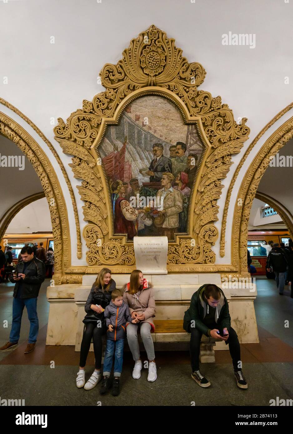 Ornato mosaico opere d'arte decorazione di A.V. Myzin celebra l'unità russo-Ucraina, stazione della metropolitana Kiyevskaya, metropolitana o metropolitana di Mosca, Russia Foto Stock