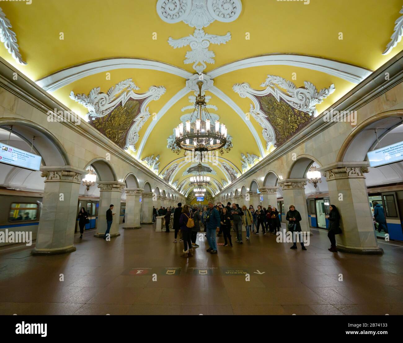 Sala ad arco decorata con lampadari, stazione della metropolitana Komsomolskaya, metropolitana o metropolitana di Mosca, Federazione Russa Foto Stock