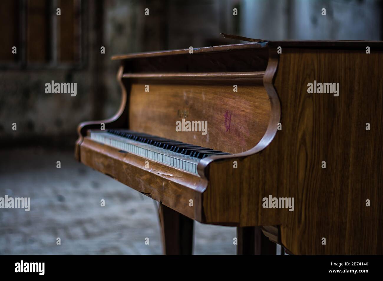 Un pianoforte in un luogo perduto Foto Stock