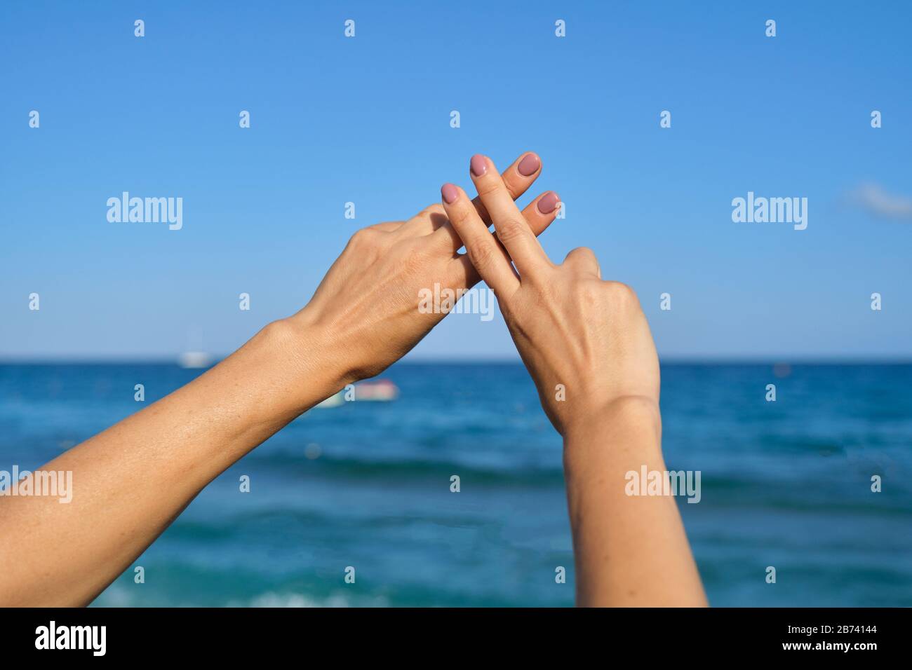 Il simbolo del gesto delle mani hashtag è virale, web, social media, rete Foto Stock
