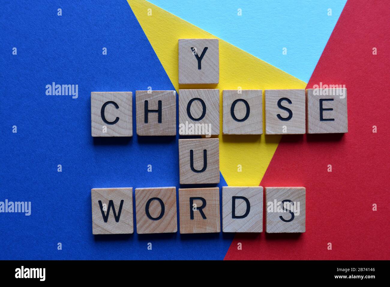 Scegli le parole in lettere alfabetiche in legno 3d su uno sfondo colorato Foto Stock