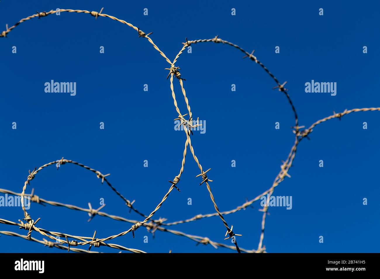 Primo piano del filo a barre contro il cielo blu Foto Stock
