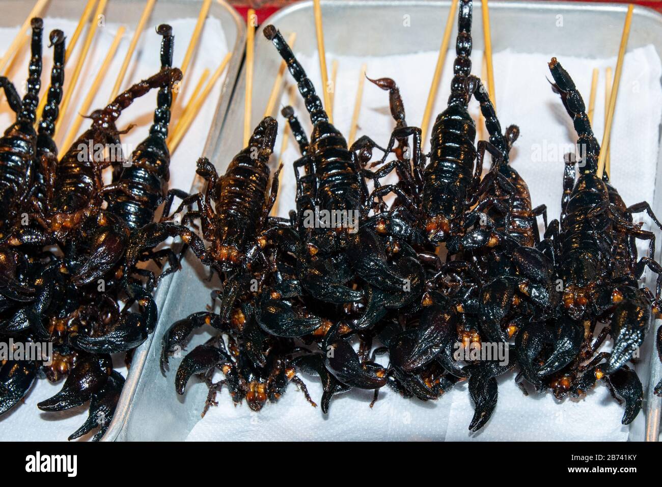 Scorpioni fritti in vendita in Thailandia Foto Stock