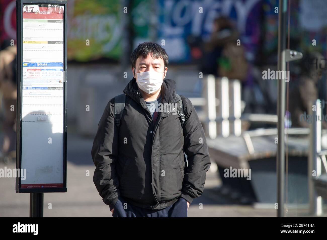 Edimburgo, Regno Unito. 13 Marzo 2020. Nella foto: Le persone hanno visto indossare maschere e coprire il naso e la bocca con le sciarpe a causa della pandemia di Coronavirus. Credit: Colin Fisher/Alamy Live News Foto Stock