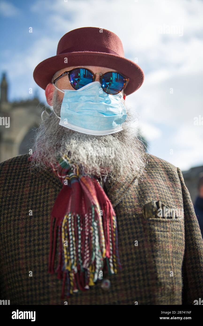 Edimburgo, Regno Unito. 13 Marzo 2020. Nella foto: Le persone hanno visto indossare maschere e coprire il naso e la bocca con le sciarpe a causa della pandemia di Coronavirus. Credit: Colin Fisher/Alamy Live News Foto Stock