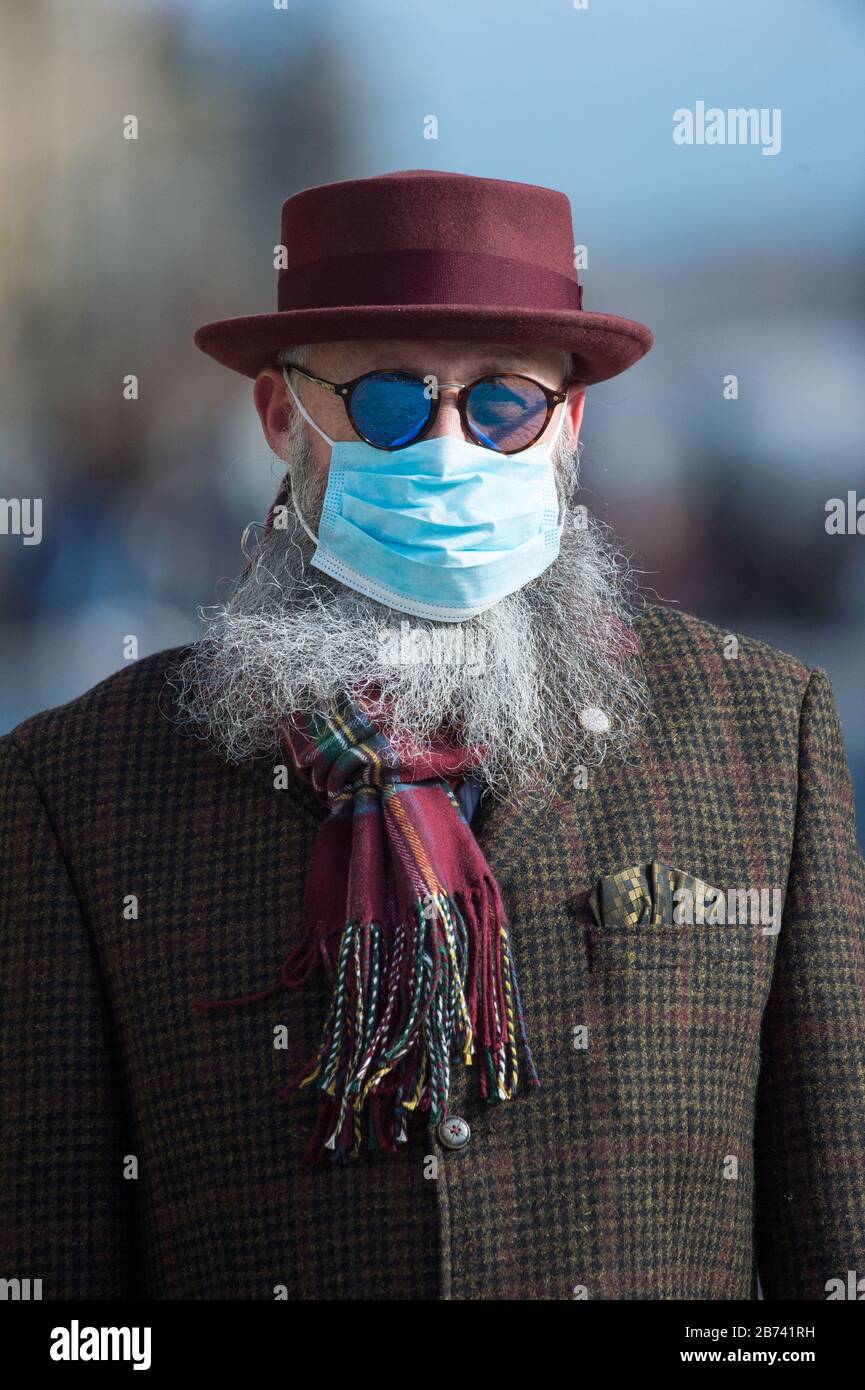Edimburgo, Regno Unito. 13 Marzo 2020. Nella foto: Le persone hanno visto indossare maschere e coprire il naso e la bocca con le sciarpe a causa della pandemia di Coronavirus. Credit: Colin Fisher/Alamy Live News Foto Stock